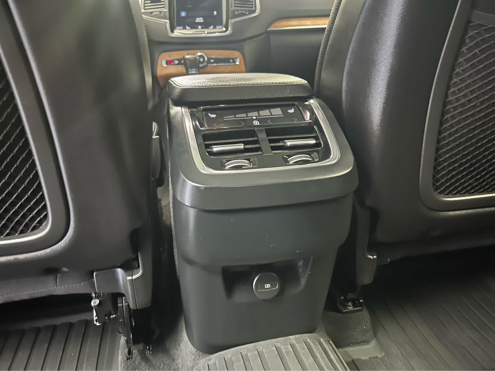 2022 Volvo XC90 Momentum photo 16
