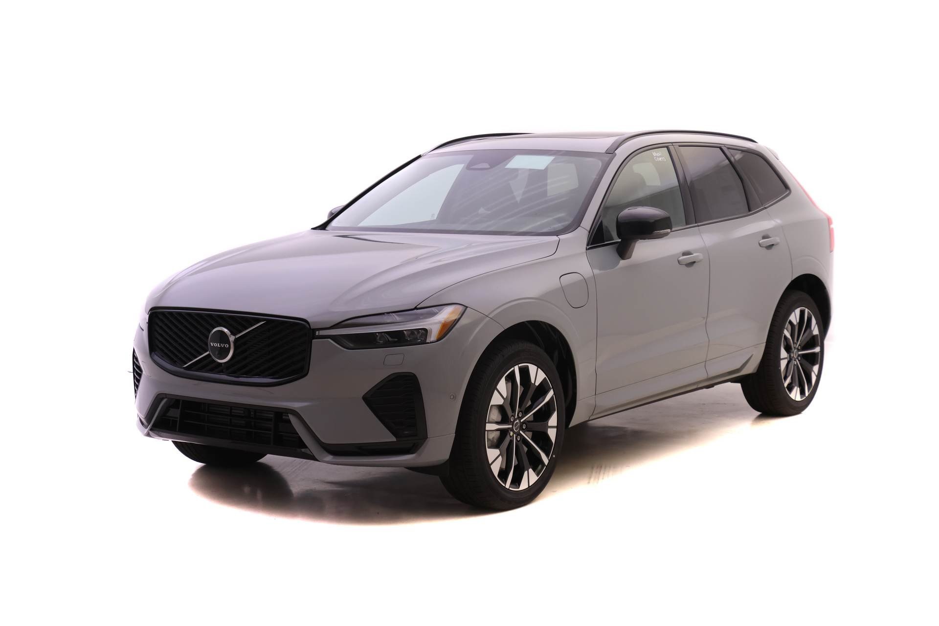 2026 Volvo XC60 Plus's photo