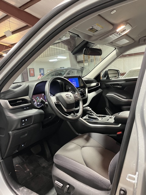 2024 Toyota Highlander LE photo 8
