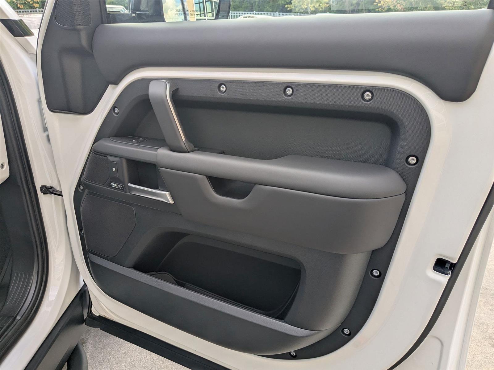 2025 Land Rover Defender 130 X-Dynamic SE photo 31