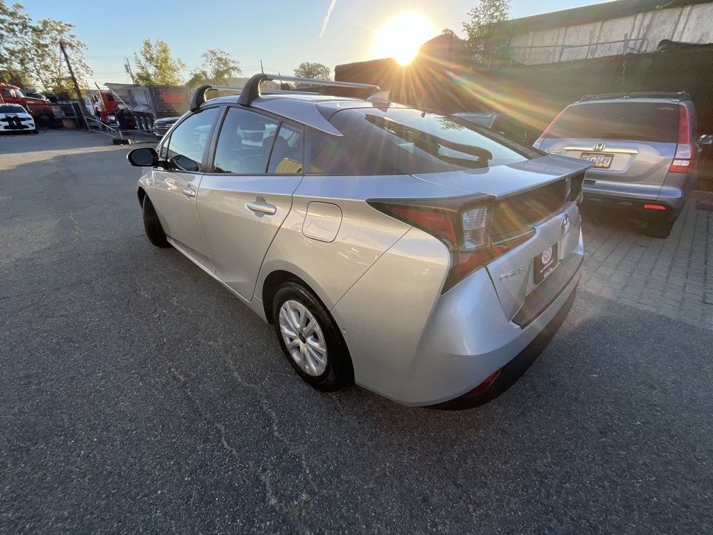 2019 Toyota Prius L photo 4