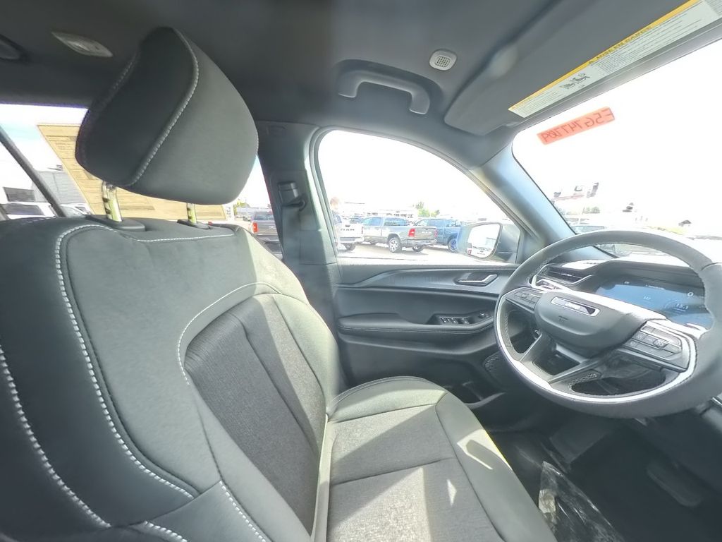 2025 Jeep Grand Cherokee Laredo X photo 24