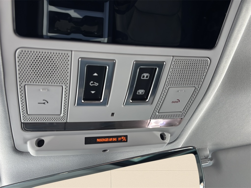 2025 Land Rover Defender 110 S photo 20