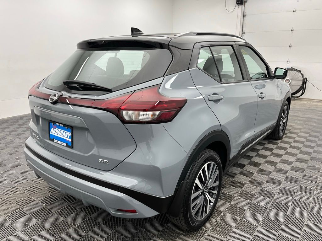 2023 Nissan Kicks SR photo 2