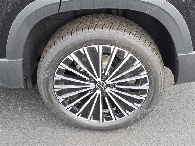 2025 Volkswagen Taos SE photo 4