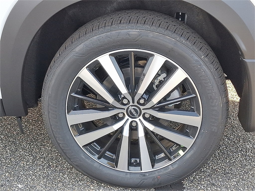 2025 Nissan Pathfinder Platinum photo 6