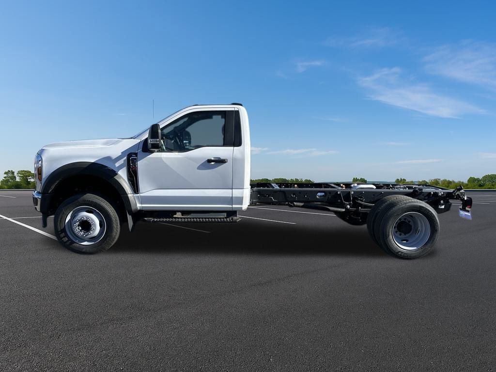2025 Ford F-600 photo 2