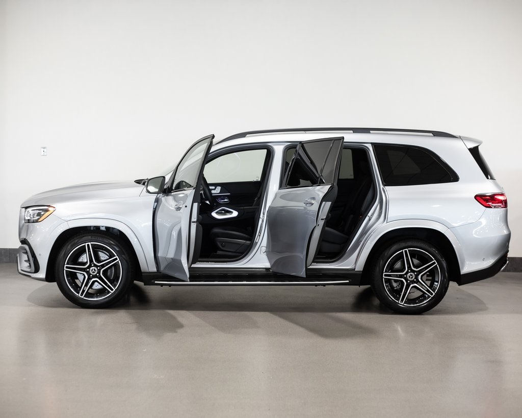 2025 Mercedes Benz GLS 450 4MATIC photo 3
