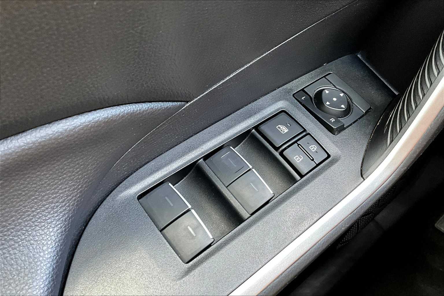 2024 Toyota RAV4 Hybrid XLE photo 23