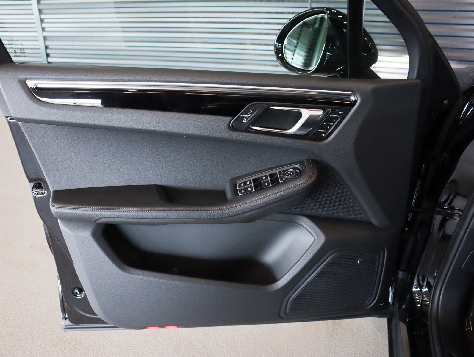 2025 Porsche Macan T photo 24