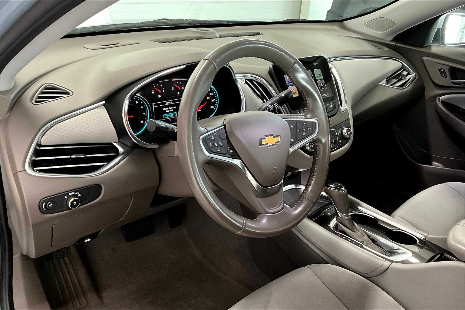 Used 2018 Chevrolet Malibu 1LT with VIN 1G1ZD5ST4JF216683 for sale in Johnston, IA