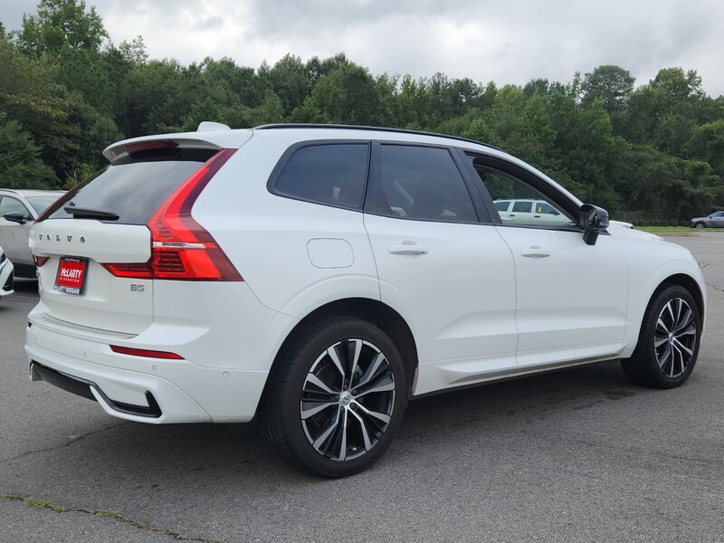2023 Volvo XC60 B5 Plus photo 2