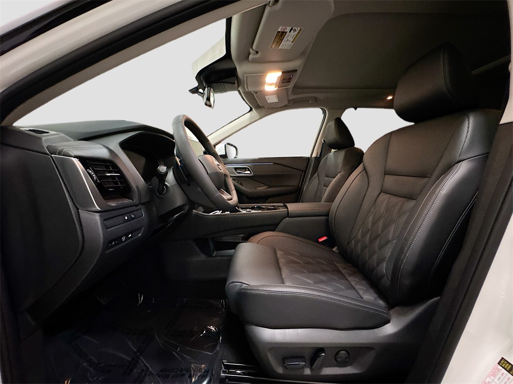 2026 Nissan Rogue Platinum photo 3