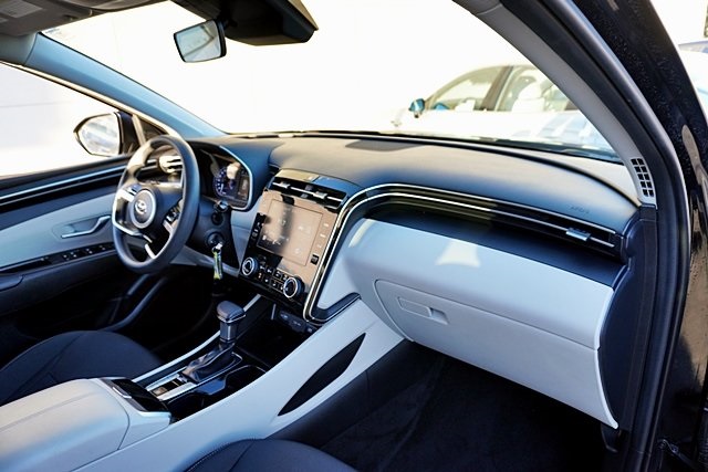 Used 2023 Black Hyundai SE image 8