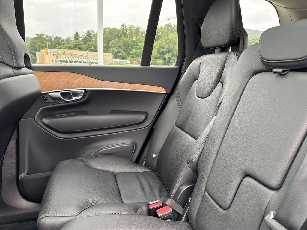 2025 Volvo XC90 Core photo 33