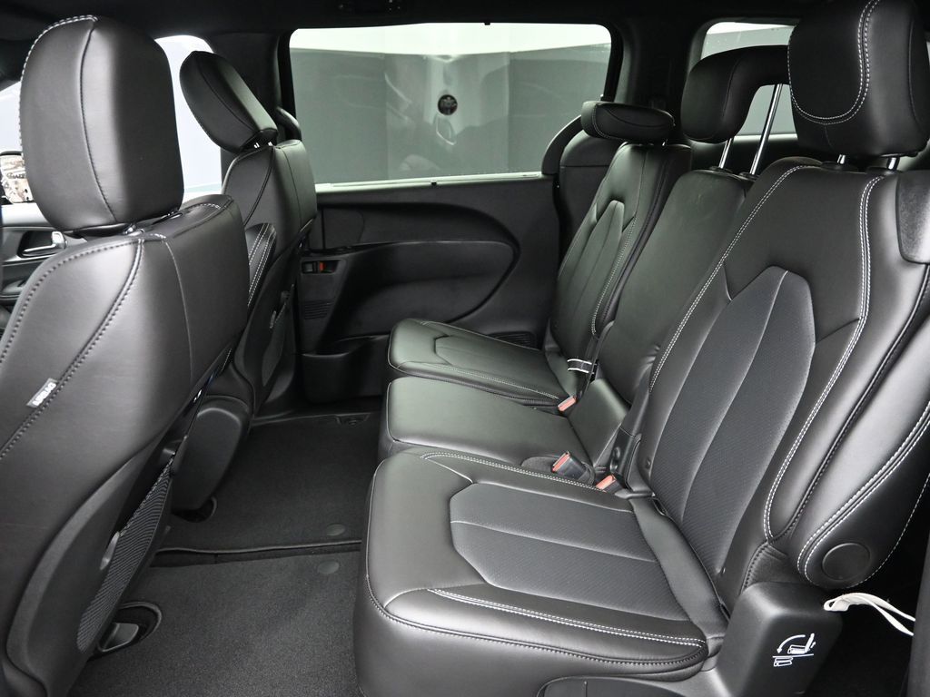 2026 Chrysler Pacifica photo 8