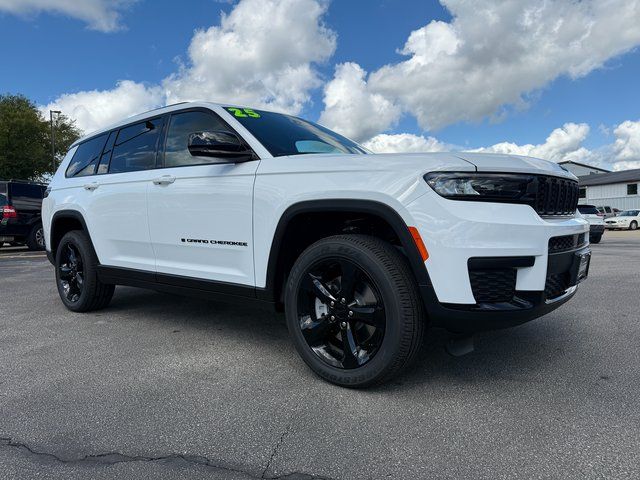 2025 Jeep Grand Cherokee Altitude photo 7