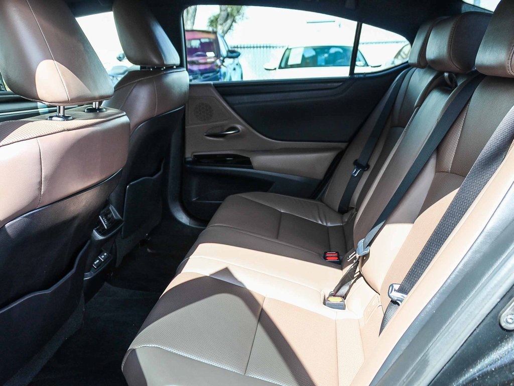 2023 Lexus ES 300h photo 16