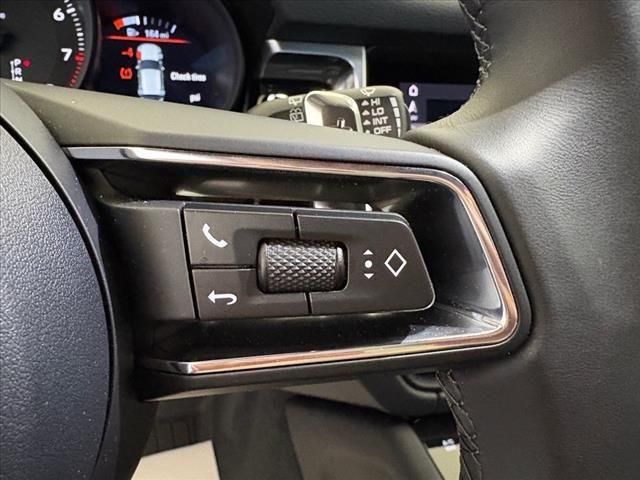 2024 Porsche Macan Base photo 16