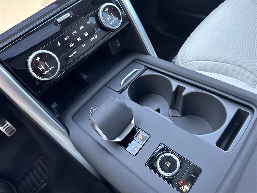 2026 Land Rover Discovery photo 26