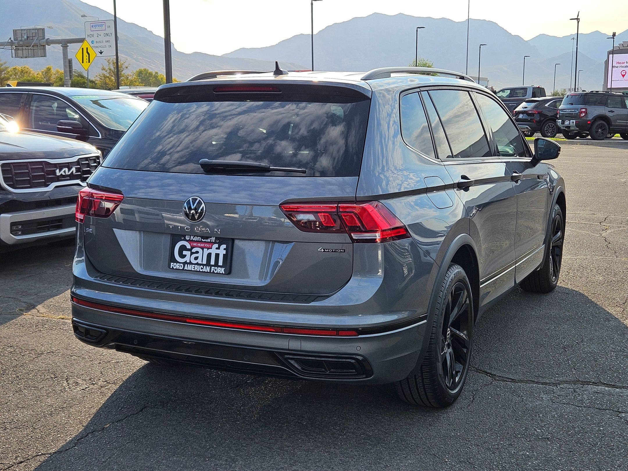 2023 Volkswagen Tiguan SE R-Line Black photo 2