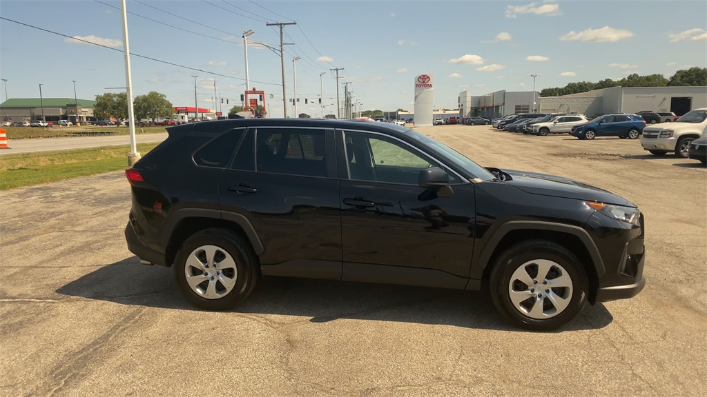 2022 Toyota RAV4 LE photo 9