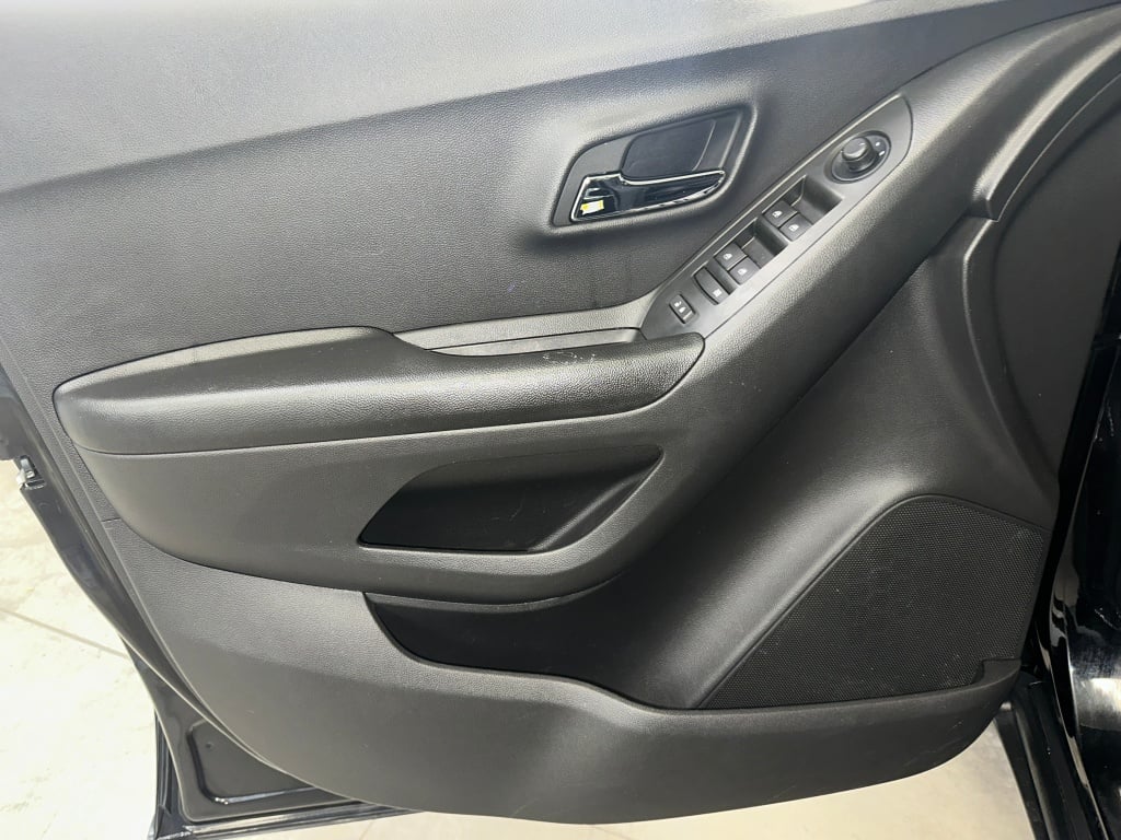 2022 Chevrolet Trax LS photo 3