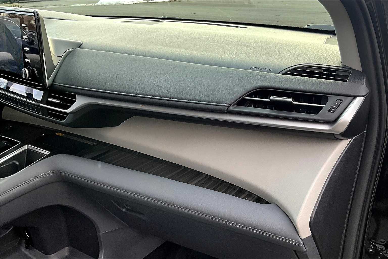 2024 Toyota Sienna Limited photo 17