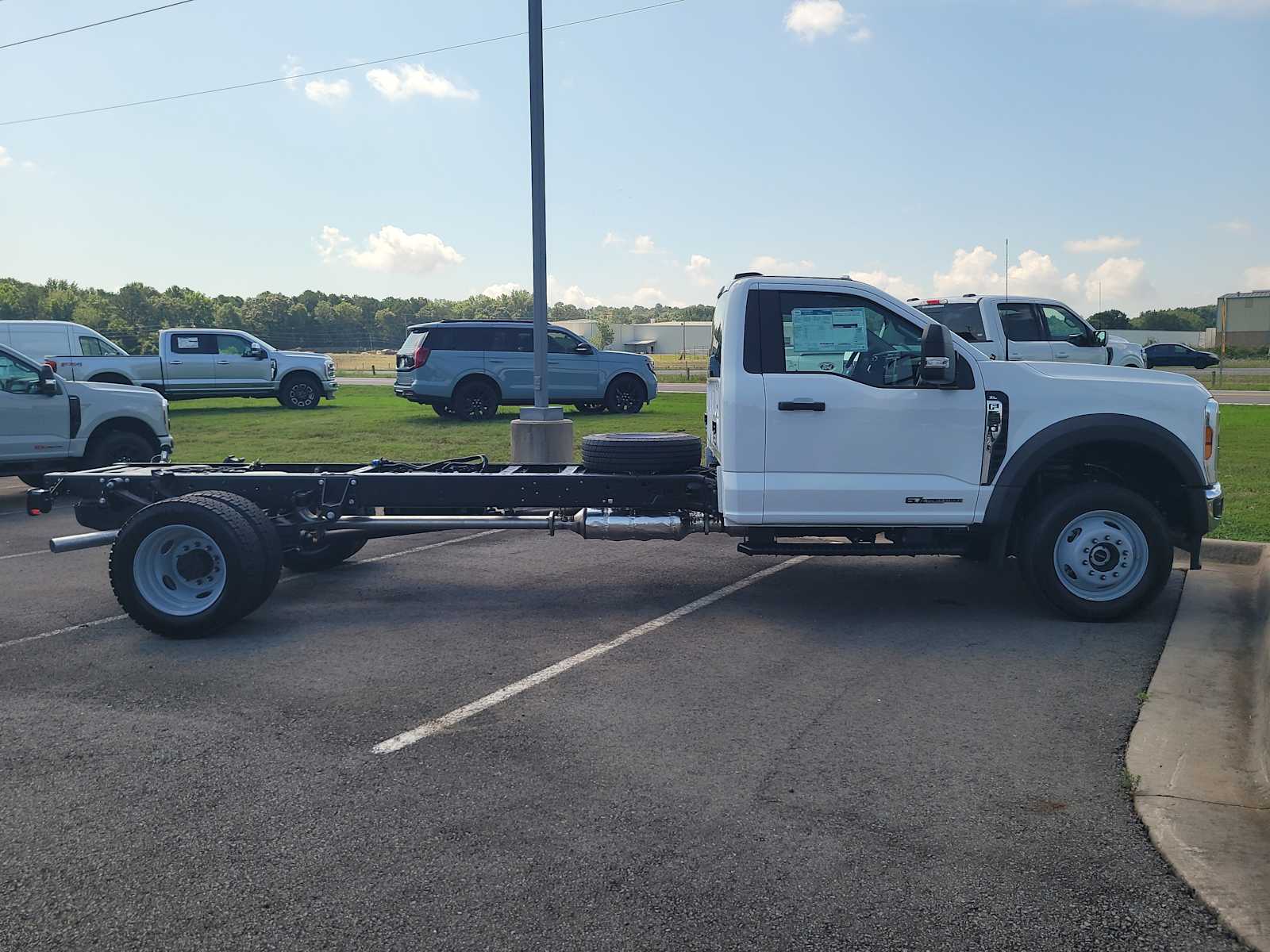 2025 Ford F-550 XL photo 2