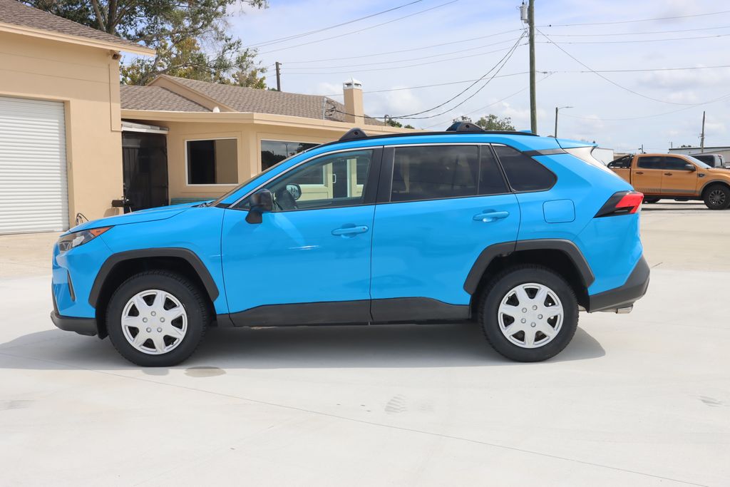 2020 Toyota RAV4 LE photo 4