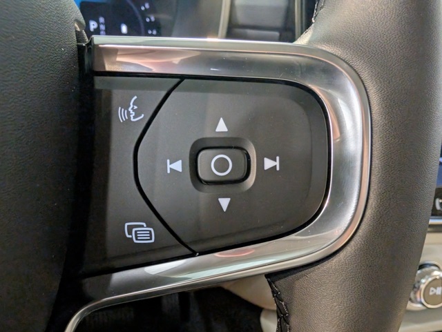 2026 Volvo XC40 photo 16