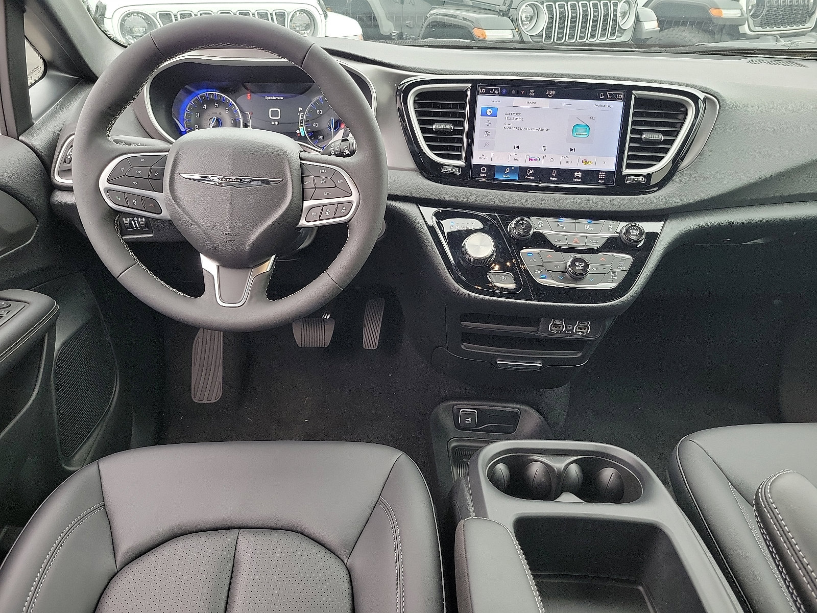 2025 Chrysler Voyager LX photo 4