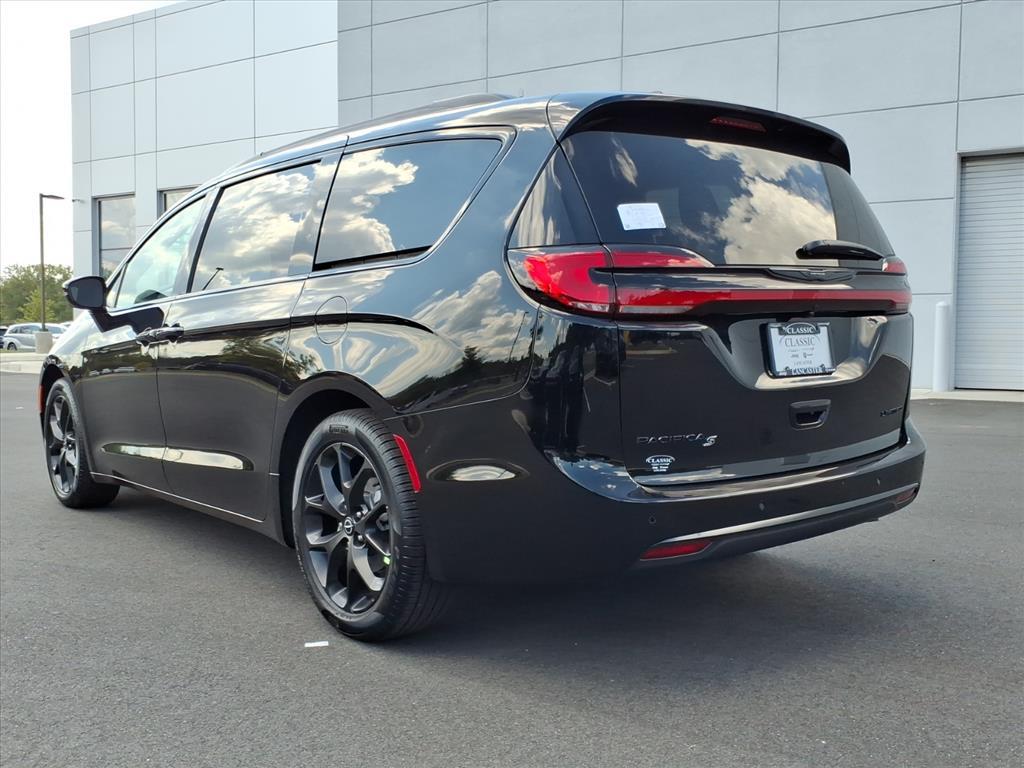 2026 Chrysler Pacifica Limited photo 18