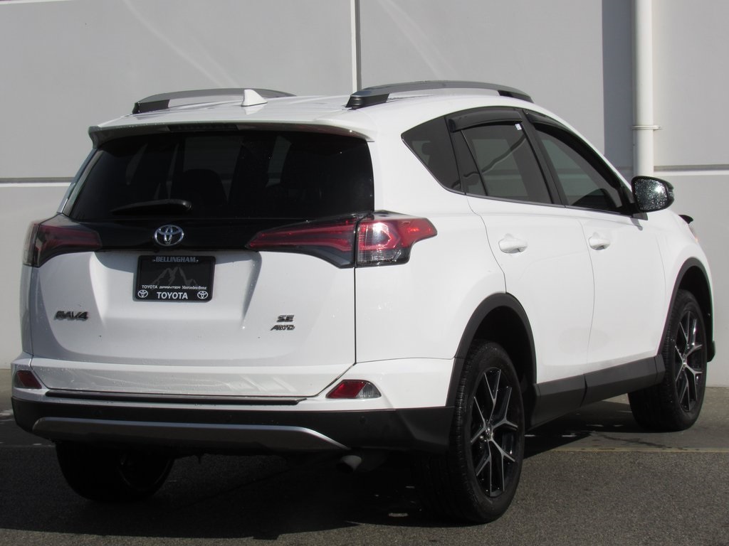 2017 Toyota RAV4 SE photo 4