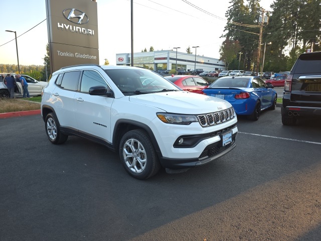 2024 Jeep Compass Latitude photo 2