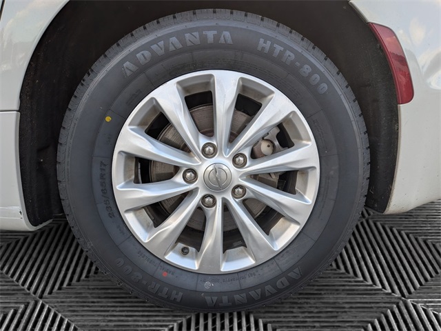 2017 Chrysler Pacifica Touring L photo 9