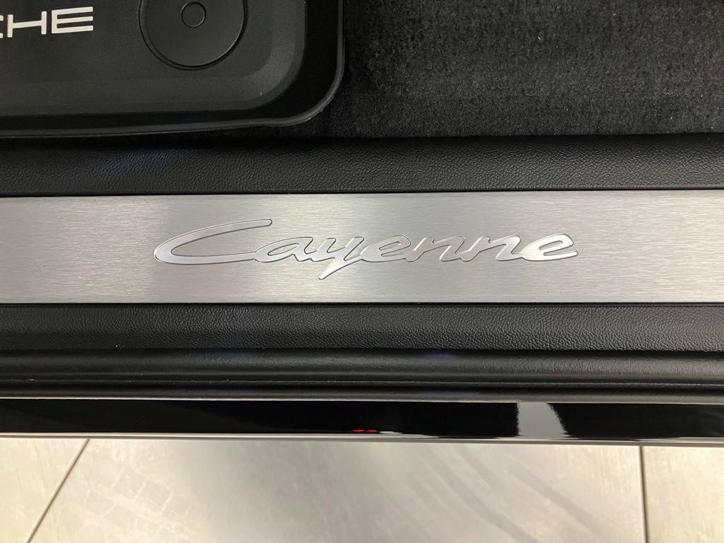 2025 Porsche Cayenne Base photo 16