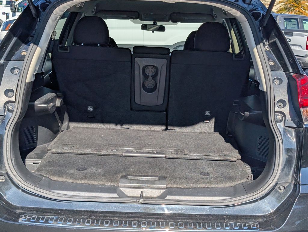 2017 Nissan Rogue SV photo 4