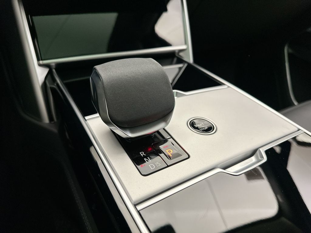 2025 Land Rover Range Rover SE photo 11