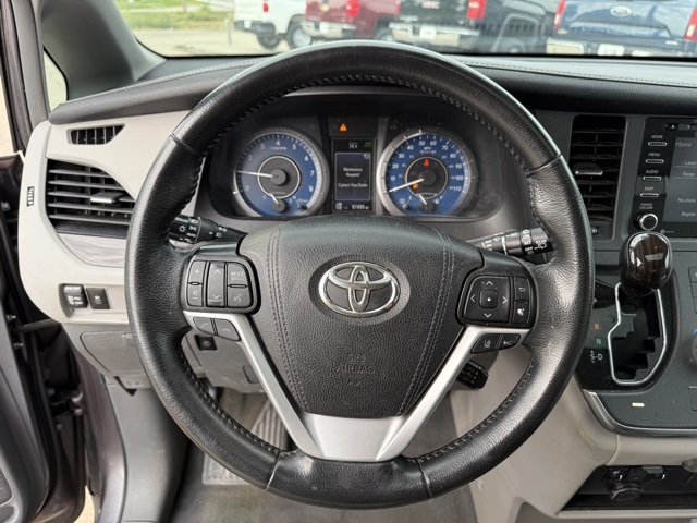 2019 Toyota Sienna XLE photo 11