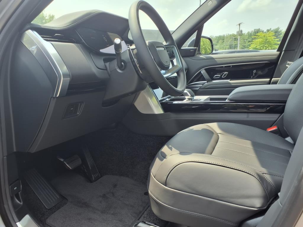 2025 Land Rover Range Rover SE photo 17