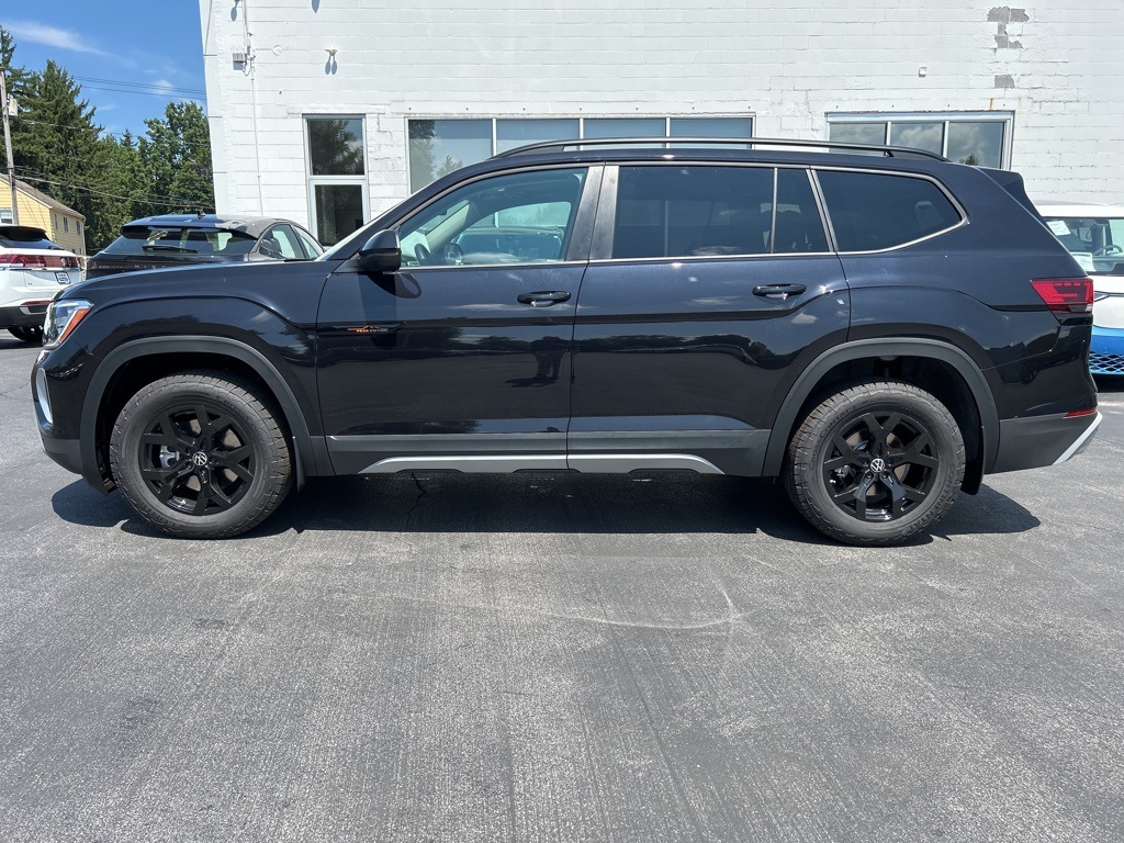 2025 Volkswagen Atlas Peak Edition SE photo 2