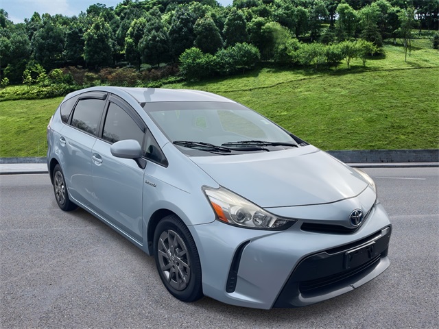 2015 Toyota Prius v Five's photo