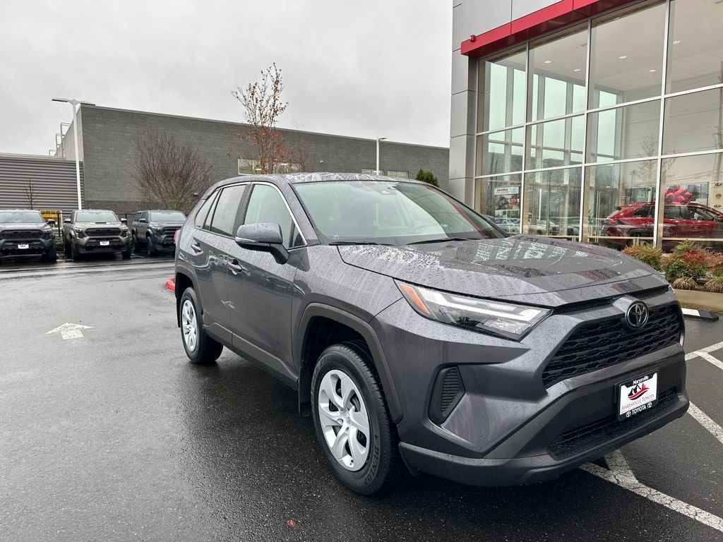 2025 Toyota RAV4 LE's photo
