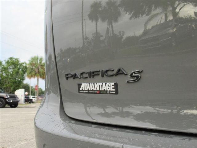 2023 Chrysler Pacifica Touring L photo 8
