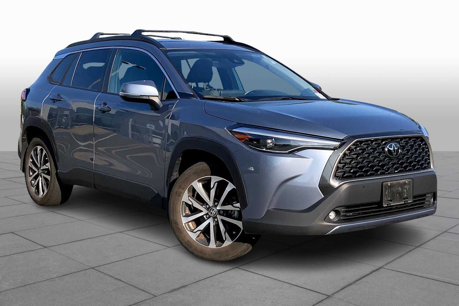 2022 Toyota Corolla Cross XLE photo 2