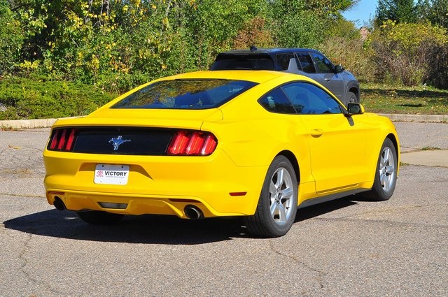 2015 Ford Mustang V6 photo 3