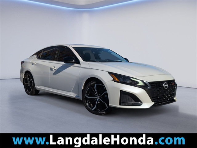 2023 Nissan Altima SR's photo