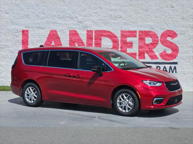 2025 Chrysler Pacifica Select's photo