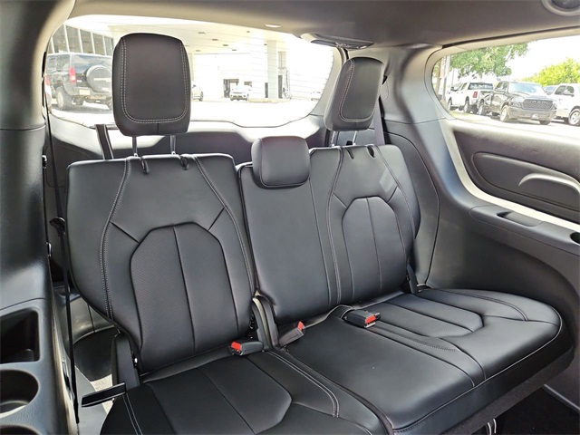 2025 Chrysler Pacifica photo 29